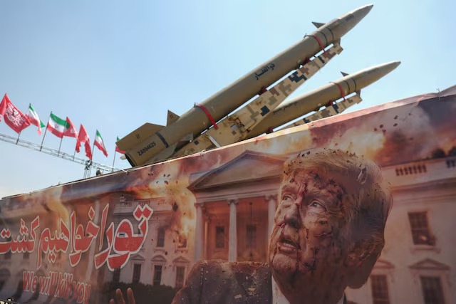 صورة ترامب بجانب نظام صاروخي إيراني في ساحة أزادي في طهران (وكالة أنباء غرب آسيا)
