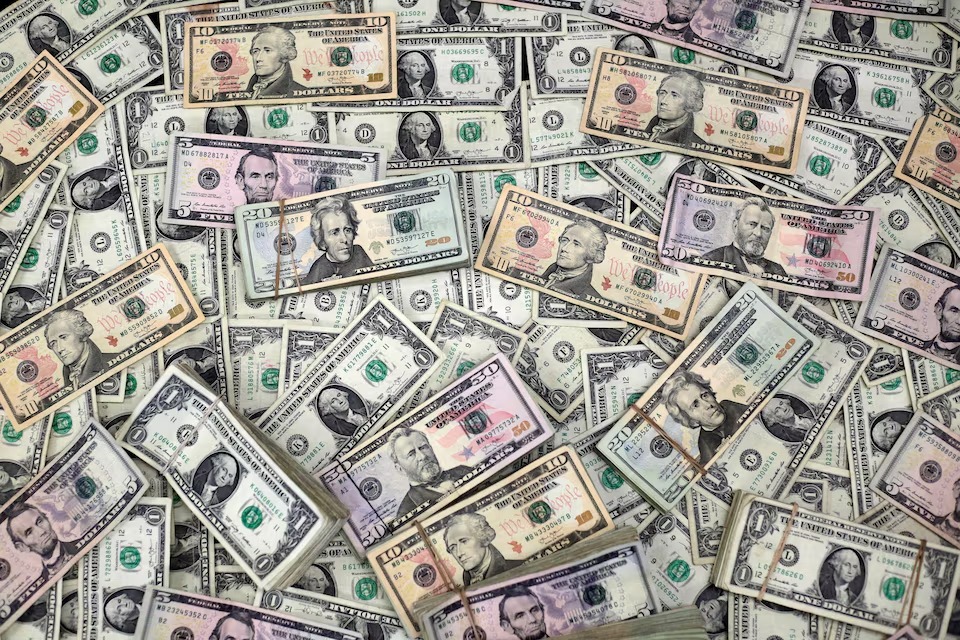 صورة توضيحية تُظهِر أوراق نقدية من فئة الدولار الأميركي (رويترز)