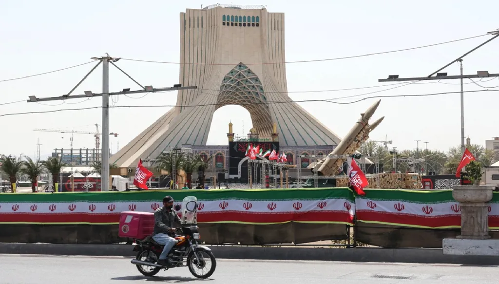 صواريخ ذو الفقار الإيرانية الصنع المعروضة في ساحة آزادي في طهران (أ ف ب)