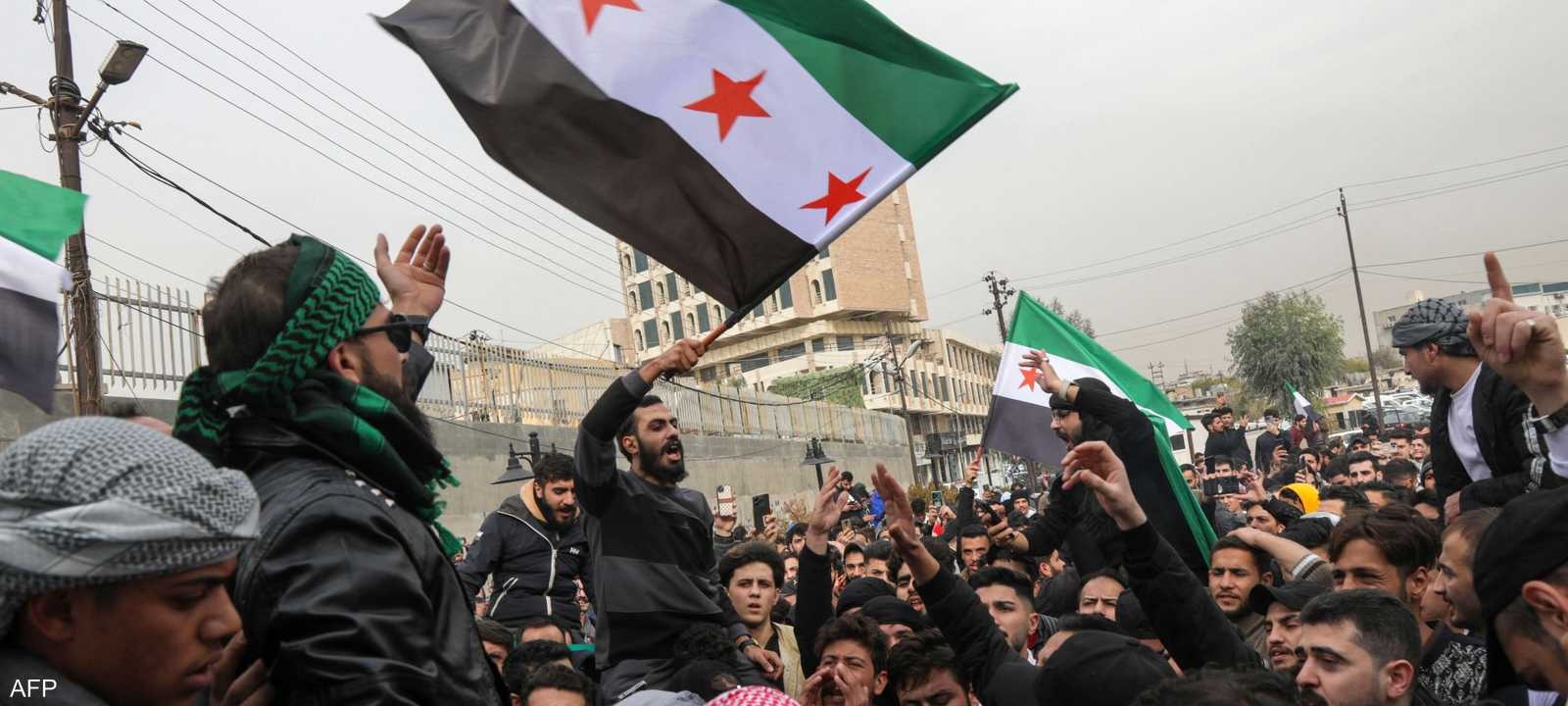 سوريون يحتفلون بسقوط نظام بشار الأسد. (أ ف ب)