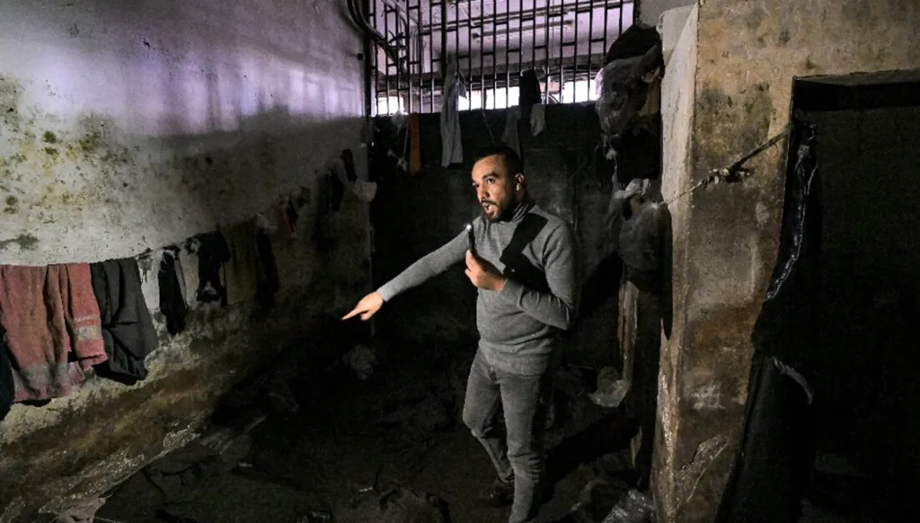 عبث بالأدلة... طلاء جدران زنزانة في سوريا يغضب عائلات المفقودين!