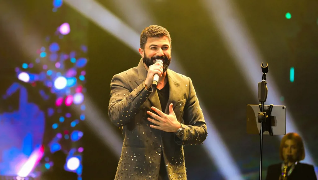 سيف نبيل ينجو من احتراق وجهه على المسرح (فيديو)