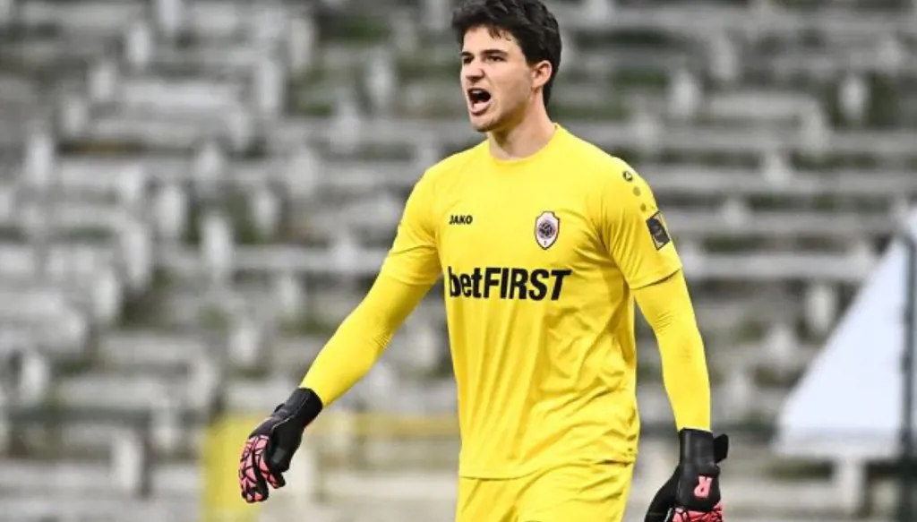 ليس دوناروما... مانشستر يونايتد يقترب من ضمّ حارس مرمى جديد