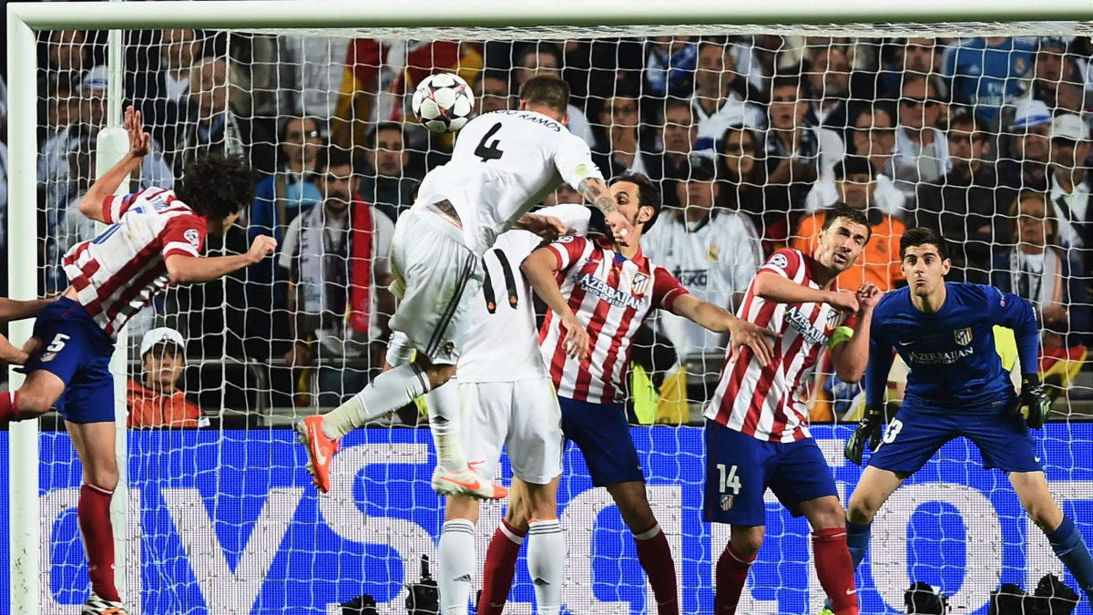سيرجيو راموس يسجل هدفه الشهير لريال مدريد في شباك أتلتيكو مدريد. (وكالات)