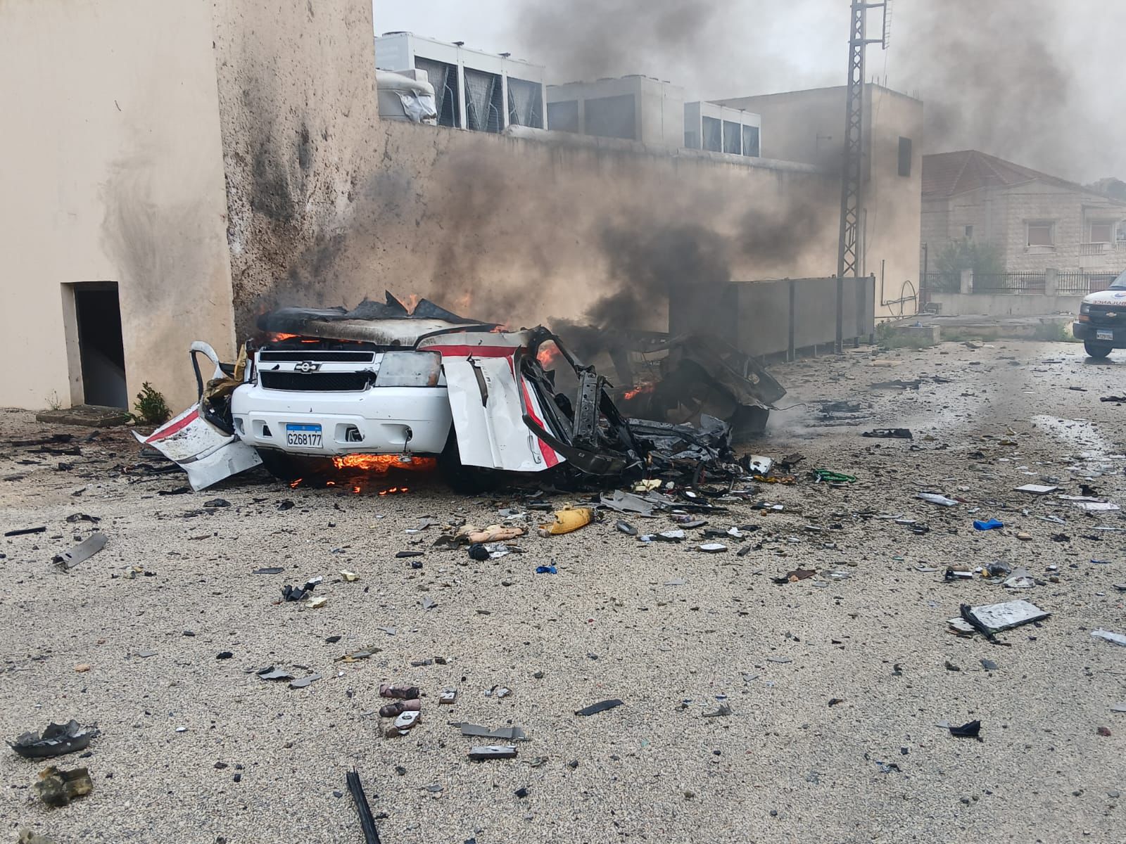 سيارة إسعاف مستهدفة في مدينة بنت جبيل قبل احتلالها (صورة متداولة)