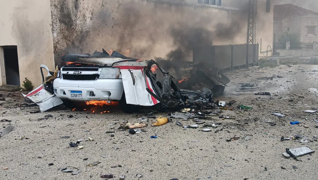 سقوط ضحايا... استهداف إسرائيلي لسيارة إسعاف في بنت جبيل ومركز دفاع مدني في دير كيفا