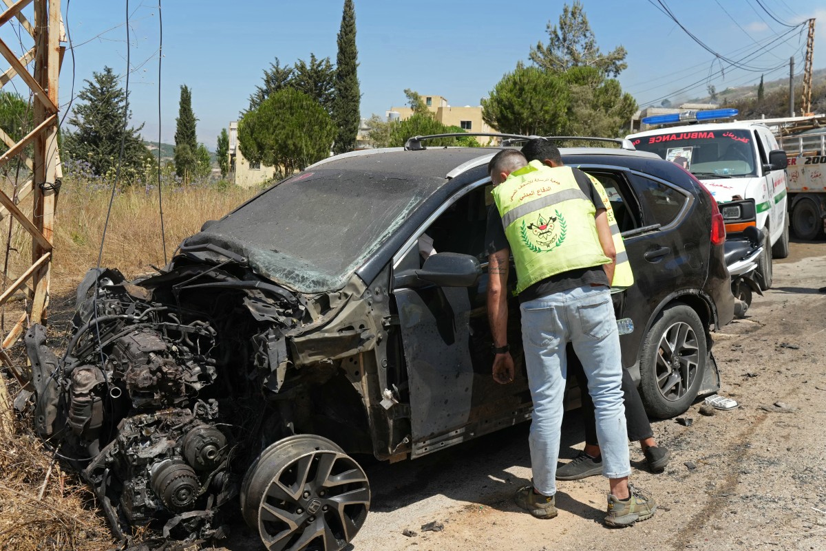 سيارة استهدفتها غارة إسرائيلية في بلدة كفررمان جنوب لبنان في 10 يوليو 2026 (أ ف ب)