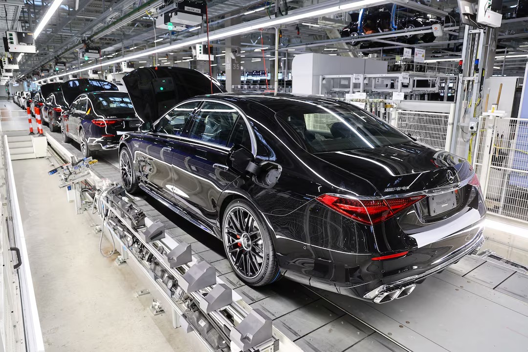 سيارات مرسيدس-بنز AMG تصطف على خط إنتاج المصنع 56، أحد أحدث قاعات تجميع السيارات الكهربائية والتقليدية في العالم، في سيندلفينجن بالقرب من شتوتغارت، ألمانيا، 4 آذار/مارس 2024 (رويترز)