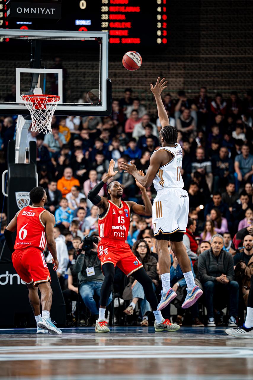 من مباراة دبي باسكتبول والنجم الأحمر.