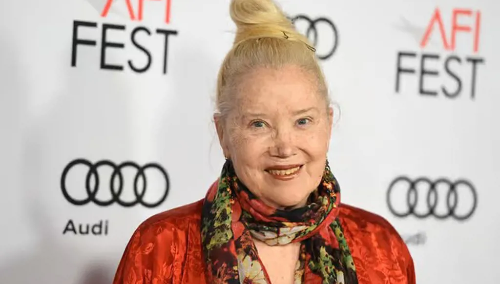 نجمة هوليوود سالي كيركلاند تودّع الحياة بعد صراع مع المرض