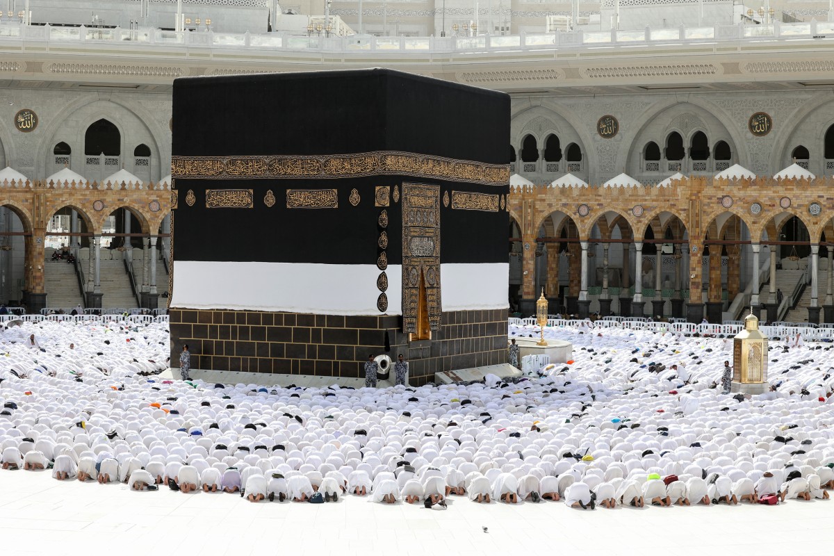 حجاج يؤدون الصلاة في مكة المكرمة (أ ف ب)