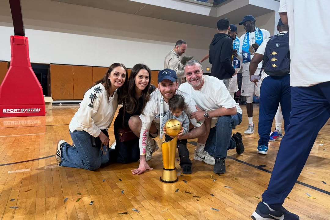 وائل عرقجي يحتفل باللقب مع عائلته. (إنستغرام)