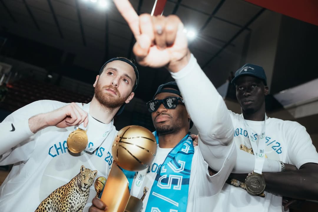 وائل عرقجي يحتفل باللقب مع فريقه. (إنستغرام)