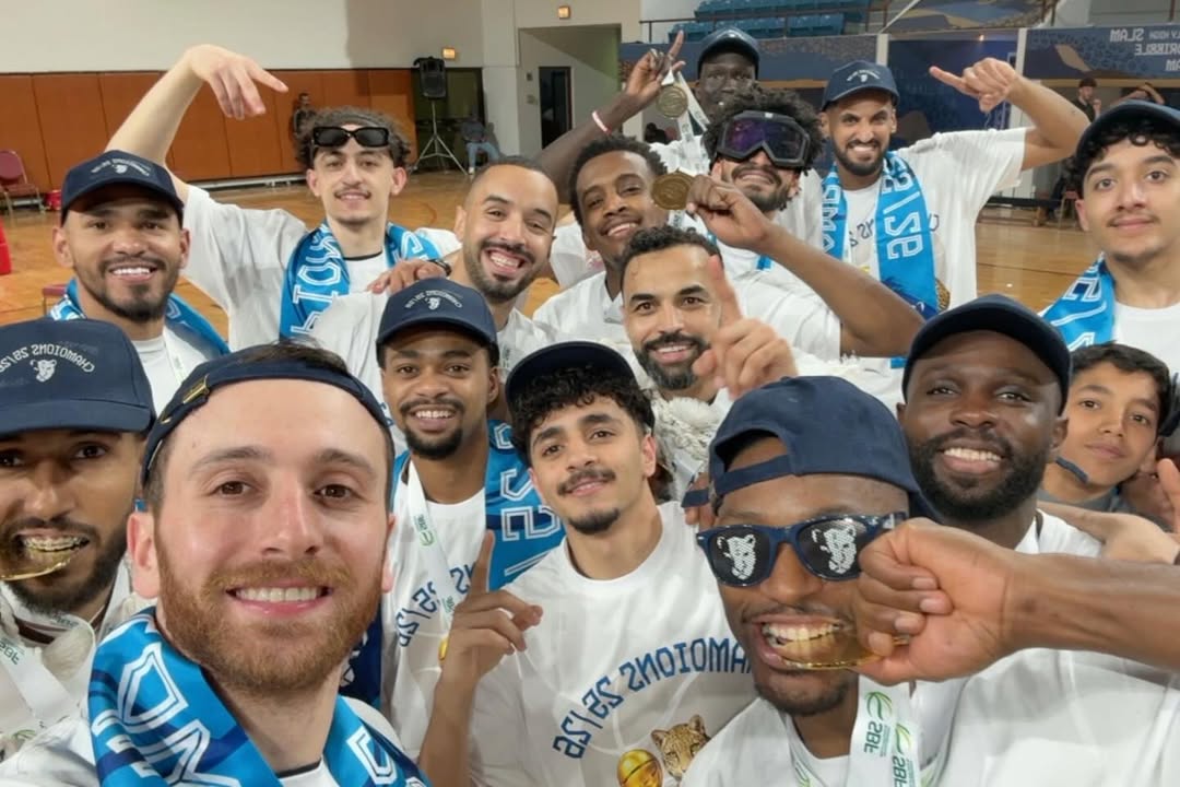 وائل عرقجي يحتفل باللقب مع فريقه. (إنستغرام)