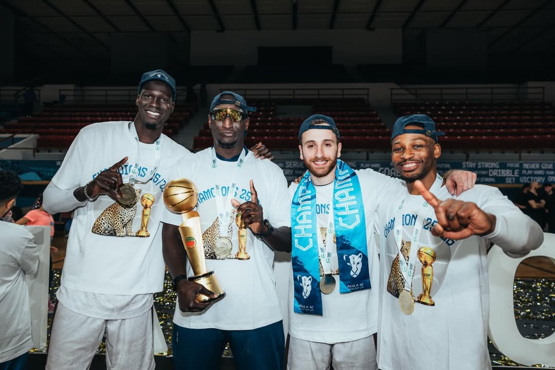 وائل عرقجي يحتفل باللقب مع فريقه. (إنستغرام)