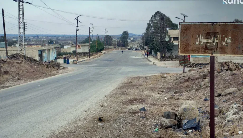 Les forces israéliennes font une descente dans le village d'Ain al-Zouan au sud de Quneitra en Syrie en pleine tensions accrues