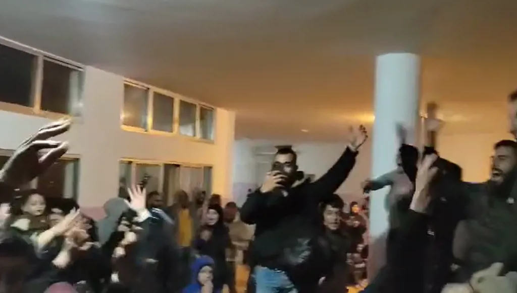 بعد بوادر وقف إطلاق النّار... نازحون في ثانويّة حارة صيدا يحتفلون (فيديو)