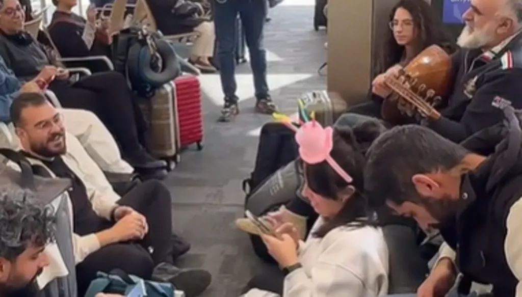 مسافرون لبنانيون يغنون للسيدة فيروز في مطار الملك خالد الدولي بالرياض (فيديو)