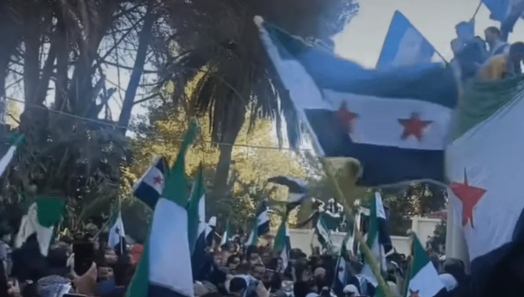 السفارة السورية في الجزائر ترفع العلم الجديد