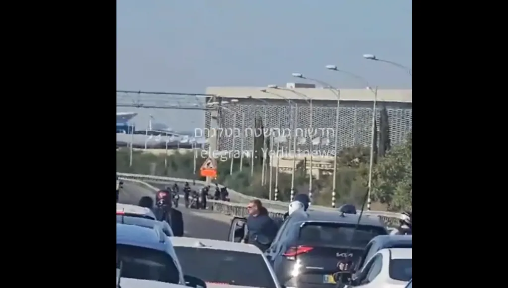 بالفيديو- القوات الإسرائيلية تنتشر على طريق القدس- تل أبيب بعد إنذار أمني من حادث كبير