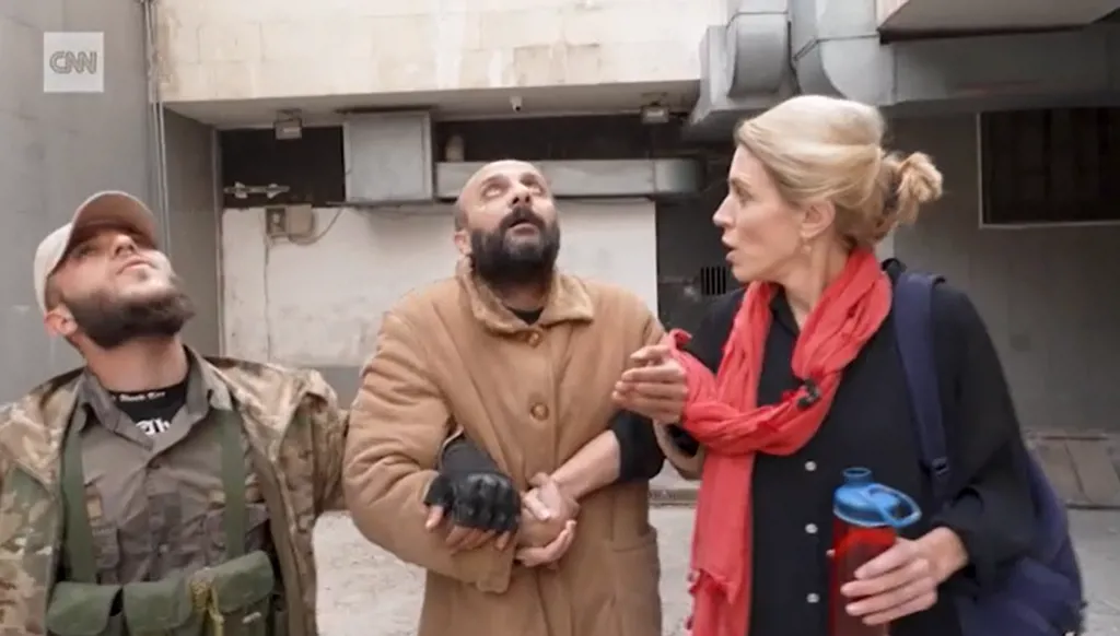 الرجل الذي صورته "سي أن أن" في سجن بدمشق كان ضابط مخابرات في نظام الأسد... هل كلاريسا وارد ضحية تضليل؟