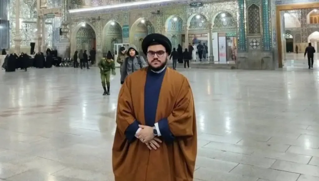 نجل نصرالله يعتمر عمامة والده على يد خامنئي