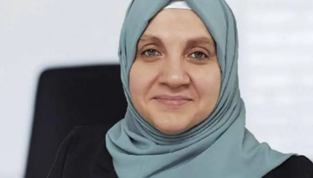 من هي عائشة الدبس التي عينتها إدارة الشؤون السياسية في سوريا رئيسة لمكتب شؤون المرأة؟