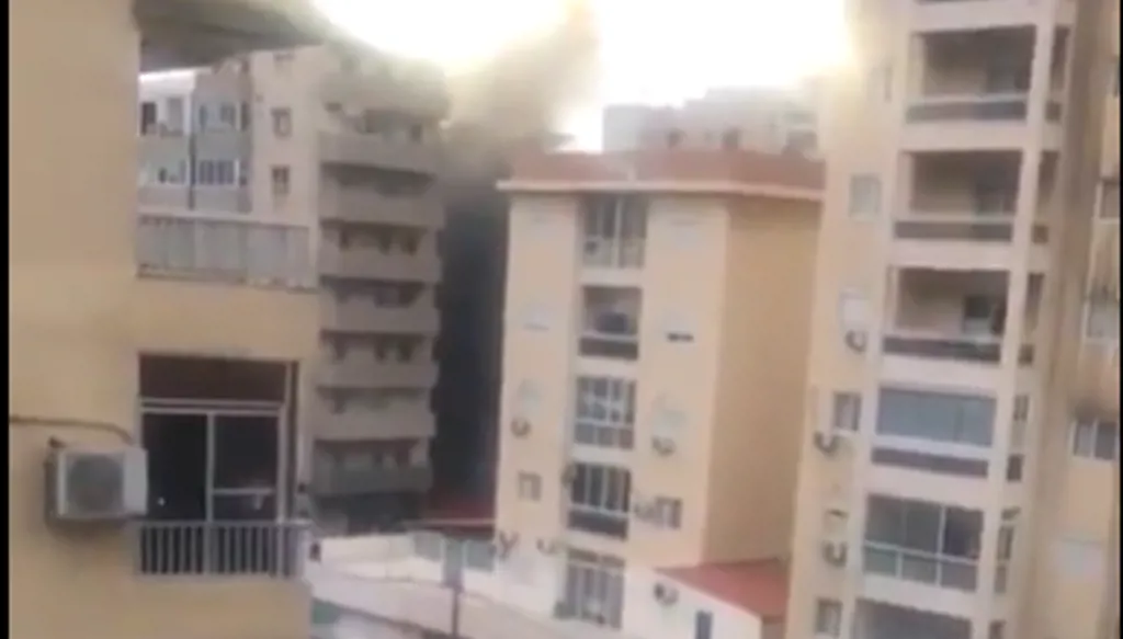 ليلة الميلاد... انهيار مبنى في طرابلس بداخله فرق إنقاذ للدفاع المدني (فيديو)