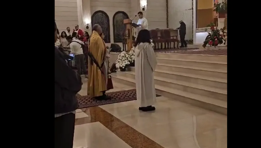 بالفيديو- كاهن يحمل سلاحاً داخل كنيسة في لبنان... وتوضيح!