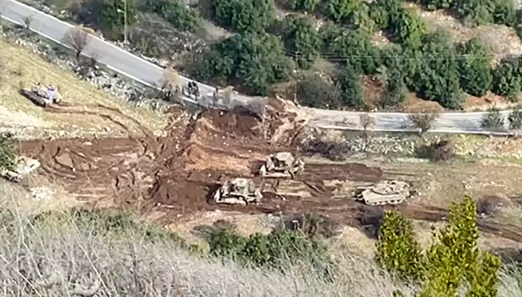 بالفيديو- الجرافات الإسرائيلية تقطع الطريق بين وادي الحجير ووادي السلوقي بسواتر ترابية