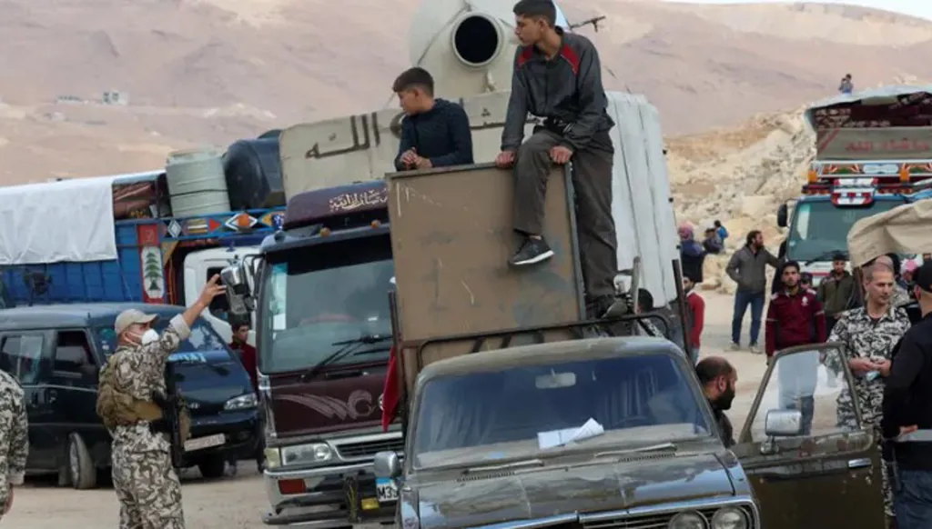 بينهم ضباط... لبنان يسلّم نحو 70 سورياً إلى إدارة العمليات العسكرية (فيديو)