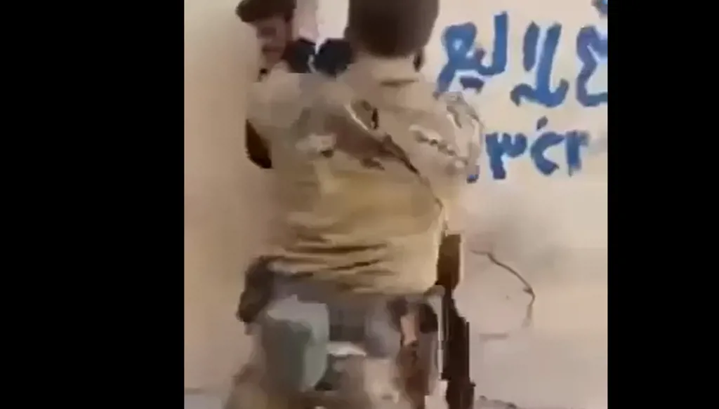 فيديو لـ"تعذيب" عسكري بالنظام السوري يُثير مخاوف أهالي المعتقلين في سجون الإدارة الجديدة