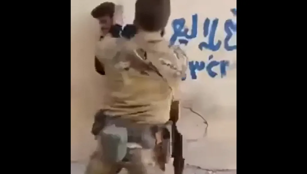 لقطة من الفيديو المتداوَل.