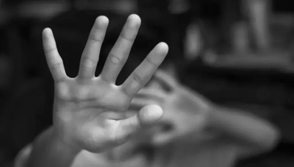 في طرابلس شمال لبنان... توقيف والد تحرّش بابنته القاصر!