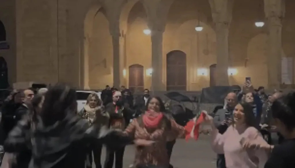 لبنانيون يتوافدون إلى وسط بيروت للاحتفاء بتكليف نواف سلام (فيديو)