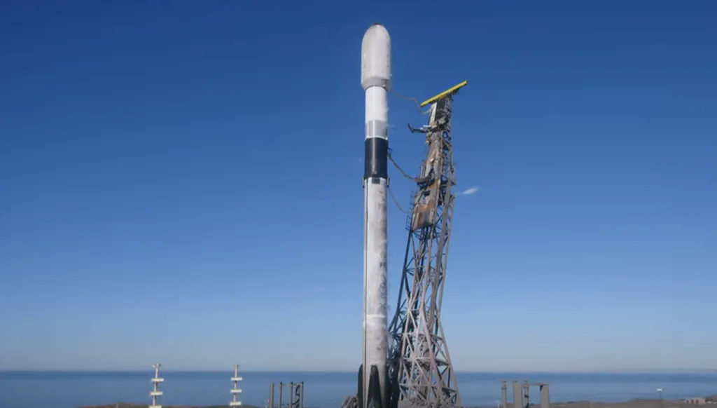 انطلاق القمر الاصطناعي "محمد بن زايد سات" نحو الفضاء على متن فالكون 9 من قاعدة فاندنبرغ في الولايات المتحدة