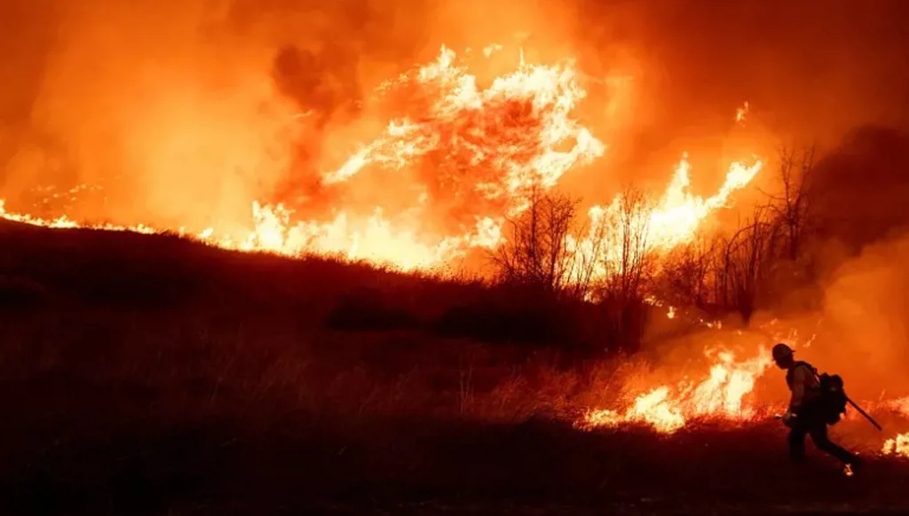 حرائق لوس أنجليس تستعر جراء رياح قوية