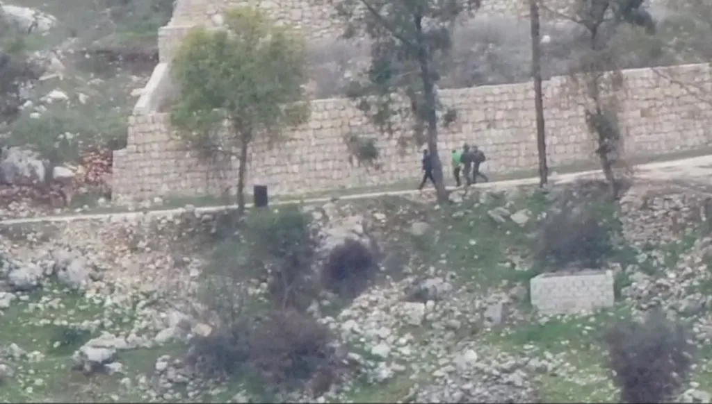 بالفيديو- الجيش الإسرائيلي يأسر مواطنيَن في حولا جنوب لبنان