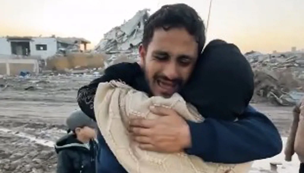 بالفيديو- لقاءٌ حار ومؤثر بين أم وابنها في غزة بعد 15 شهراً من الفراق