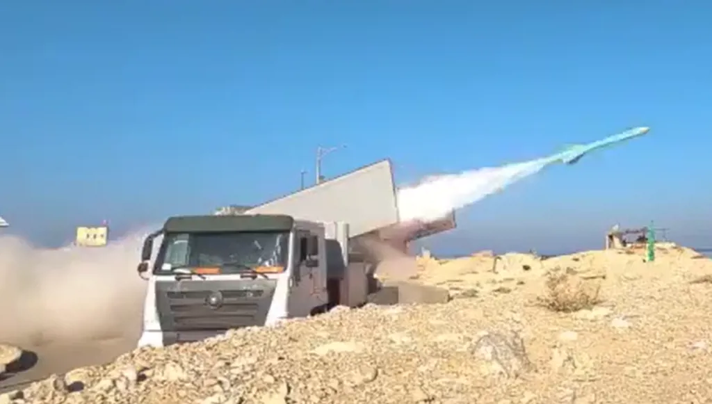 الحرس الثوري الإيراني يعلن عن إطلاق صواريخ موجهة بالذكاء الاصطناعي (فيديو)