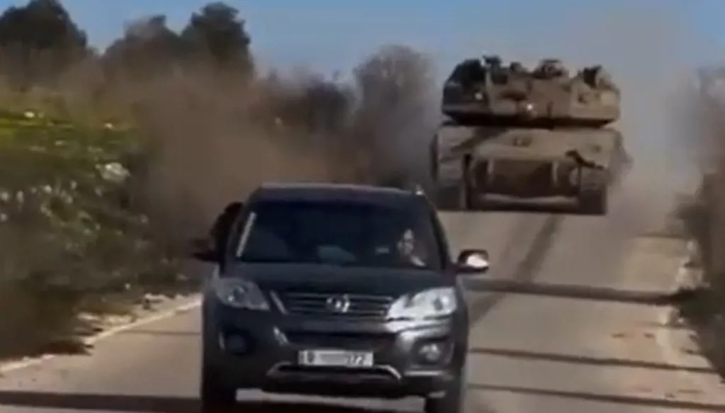 بالفيديو- ميركافا تلاحق مدنيين في بلدة مروحين جنوب لبنان