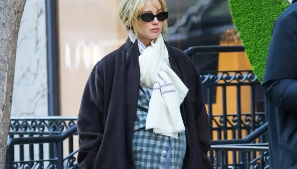 حذاء جينيفر لورنس الرياضي موضة حوامل 2025