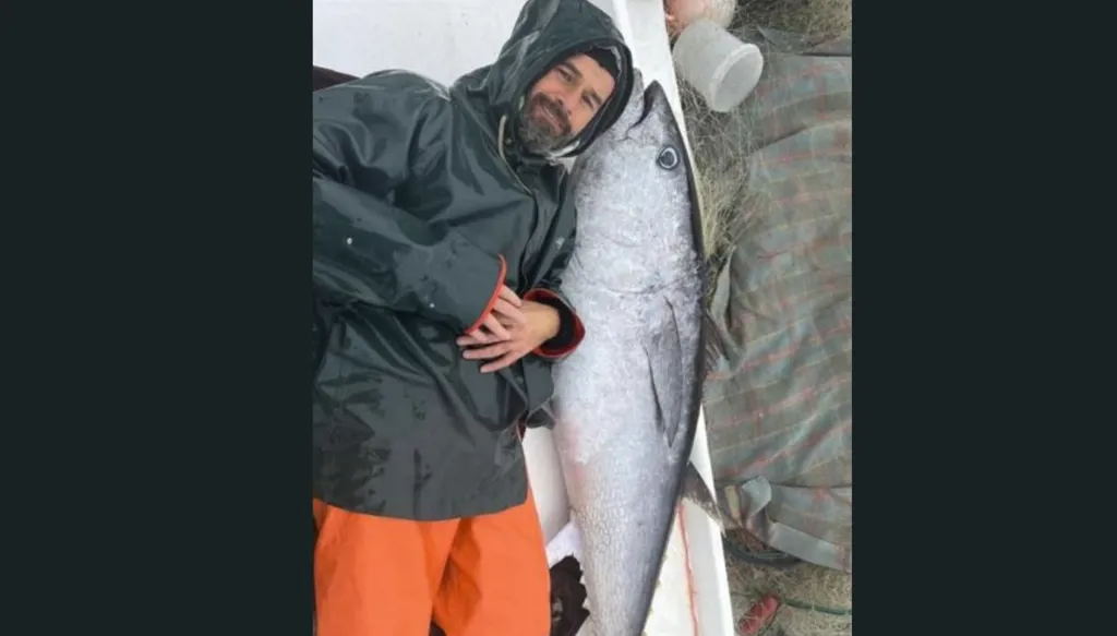 في بحر صور جنوب لبنان... اصطياد سمكة "تونا" نادرة بوزن أكثر من 150 كيلوغراماً