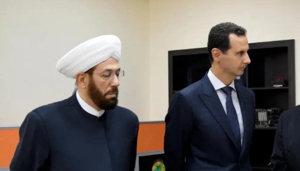 بالفيديو - أول ظهور لمفتي سوريا أحمد حسون بعد سقوط نظام الأسد