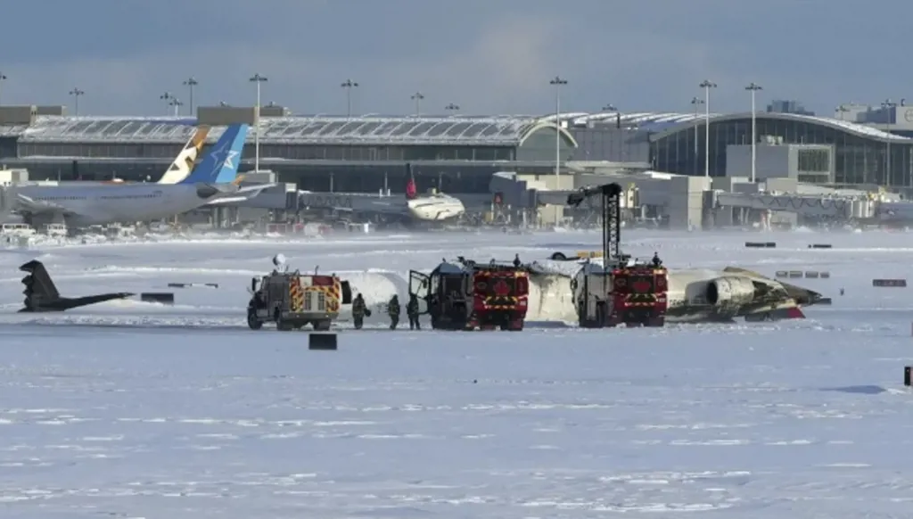 اللحظات الأولى لتحطم الطائرة الأميركية في كندا (فيديو)