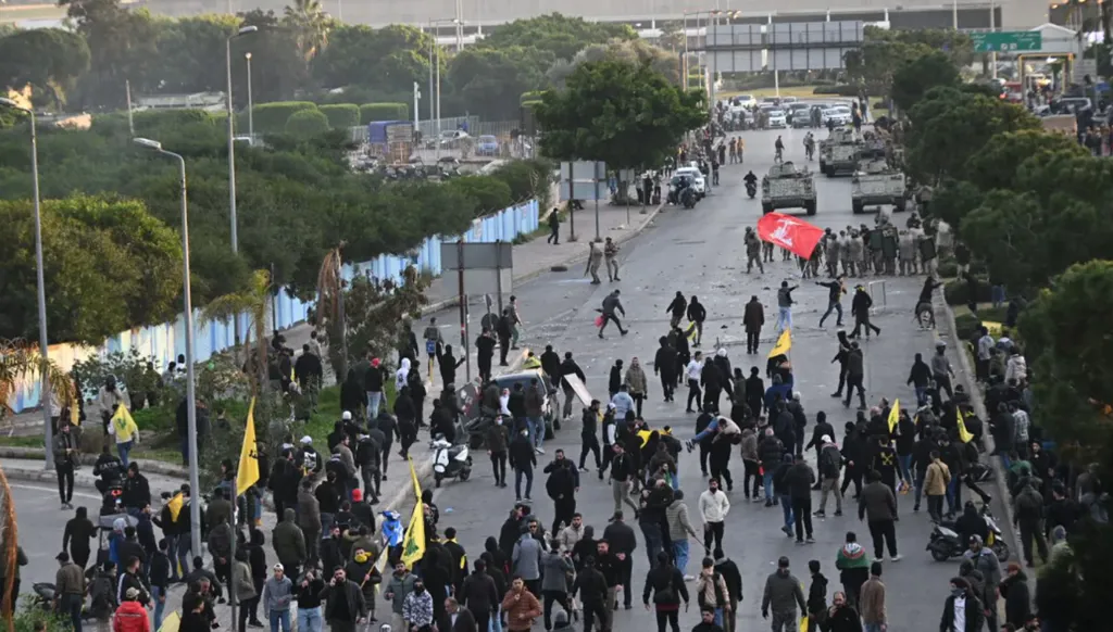 تشييع نصرالله يعلّق حركة الطيران… ما هي المواجهات التي جرت على طريق المطار من 4 عقود؟ (فيديو)