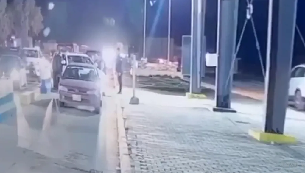 بالفيديو - سائق يقتحم نقطة تفتيش ويدهس شرطياً