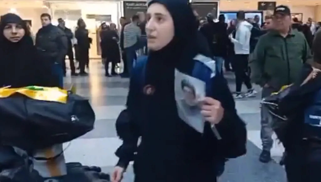 فيديو لمواطنة في مطار بيروت تزعم أنّها مُنعت من رفع صورة نصرالله... وهذا ما جرى