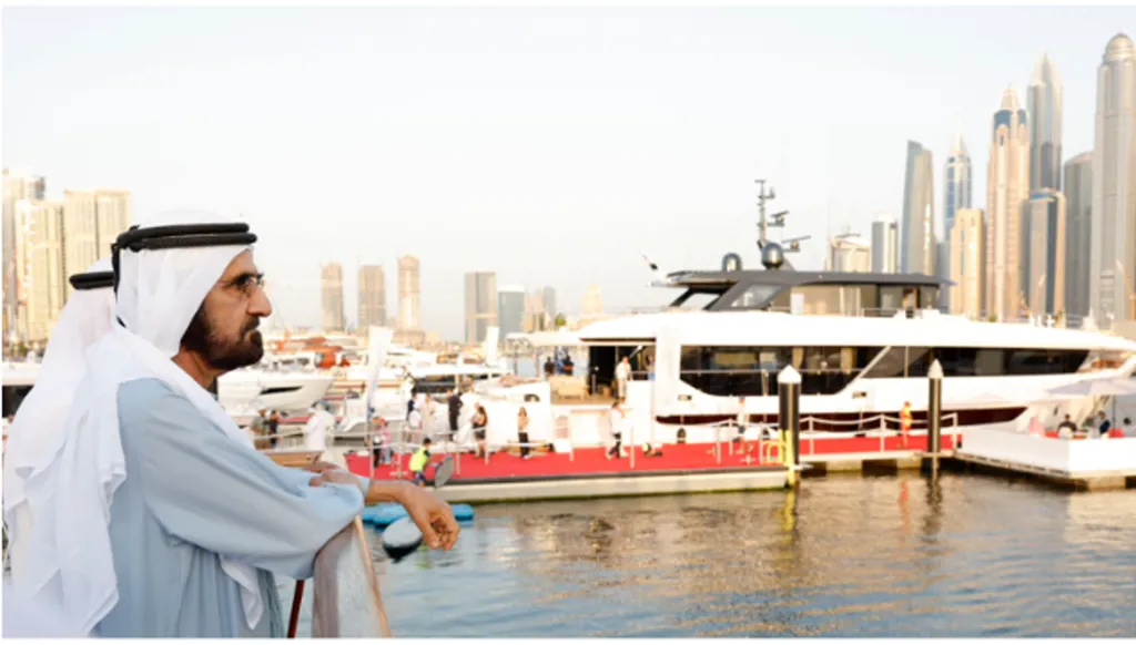 محمد بن راشد يزور معرض دبي العالمي للقوارب 2025