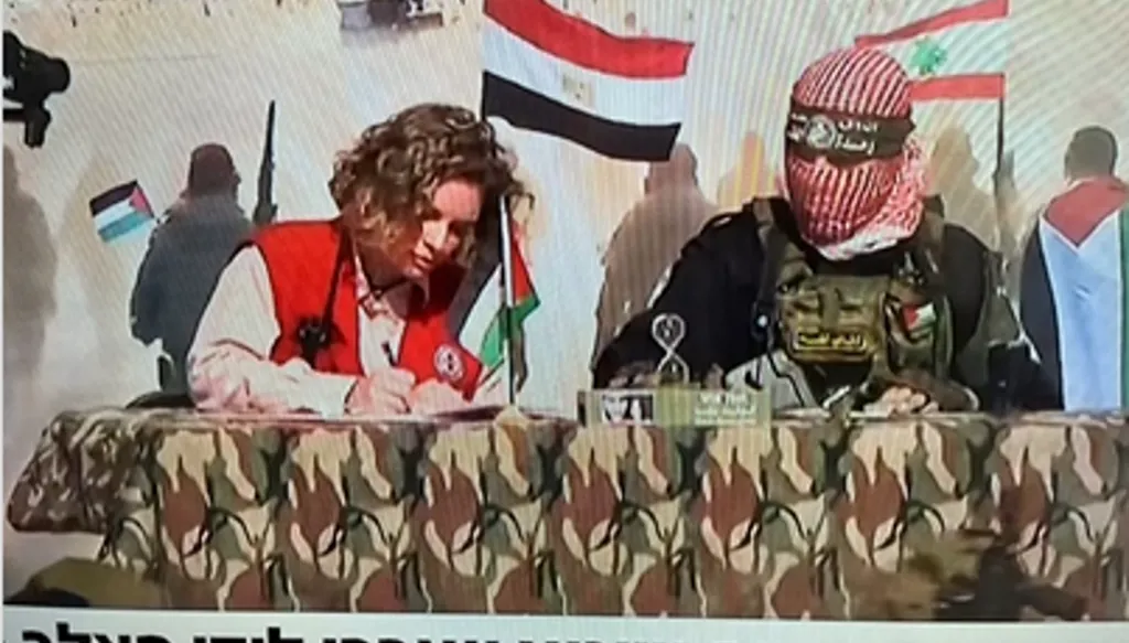 شقراء الصليب الاحمر في غزة... من تكون ستيفاني إيلر؟